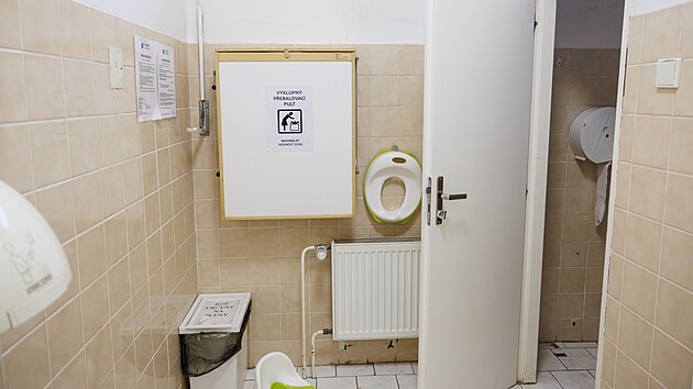 Pracovníkům střediska došla trpělivost s tím, jak vypadají toalety v centru, kam chodí stovky dětí. Po městu chtějí vynutit opravu. (20. listopadu 2025)