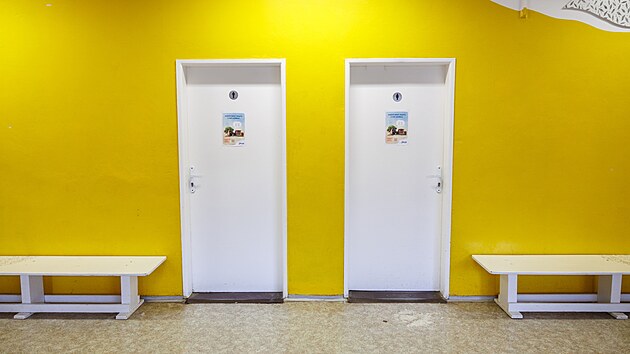 Pracovníkům střediska došla trpělivost s tím, jak vypadají toalety v centru, kam chodí stovky dětí. Po městu chtějí vynutit opravu. (20. listopadu 2025)