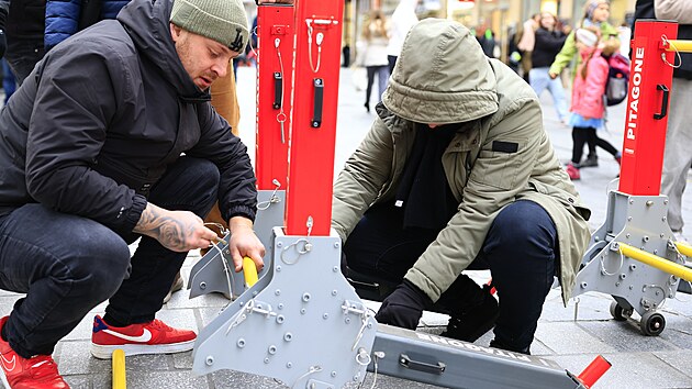 Brno umístilo k náměstí Svobody kvůli bezpečnosti na trzích speciální zátarasy. (21. listopadu 2025)