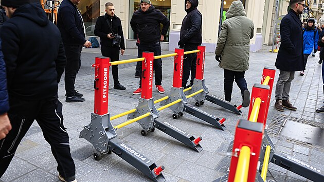 Brno umístilo k náměstí Svobody kvůli bezpečnosti na trzích speciální zátarasy. (21. listopadu 2025)