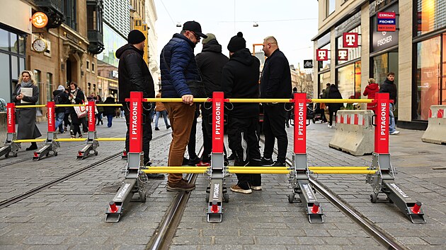 Brno umístilo k náměstí Svobody kvůli bezpečnosti na trzích speciální zátarasy. (21. listopadu 2025)