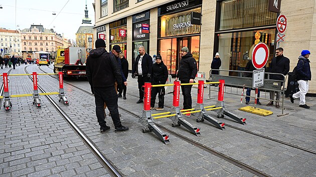 Brno umístilo k náměstí Svobody kvůli bezpečnosti na trzích speciální zátarasy. (21. listopadu 2025)