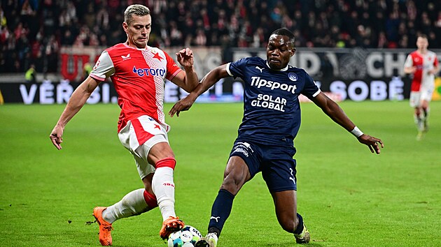 Tomáš Holeš ze Slavie na míči, brání ho Gigli Ndefe ze Slovácka.