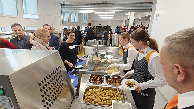 Střední škola stavební a průmyslová v Havlíčkově Brodě se konečně dočkala vlastní jídelny a výdejny obědů. Vyzkoušeli si ji hosté pozvaní na slavnostní otevření. Studentům začne sloužit od druhého pololetí.