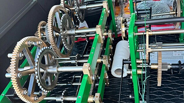 Restaurovaný hodinový stroj na věžičce budovy základní umělecké školy na chotěbořském náměstí.