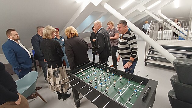 Volnočasovou místnost pomáhali naprojektovat sami studenti. Je v ní posezení, kuchyňská linka, ale třeba i stoly s fotbálkem, sedací vaky nebo playstation.