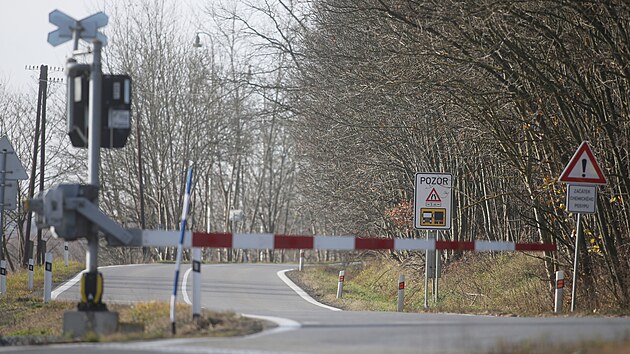 Komfortní míjení velkých vozidel či třeba autobusů nyní silnice Třebíč - Vladislav nenabízí. Na riziko tu řidiče upozorňuje i neobvyklá dopravní značka.