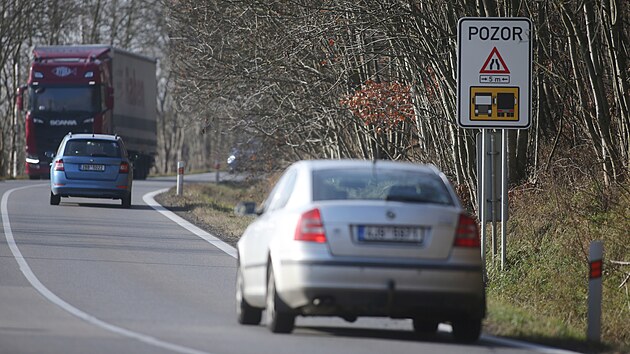 Komfortní míjení velkých vozidel či třeba autobusů nyní silnice Třebíč - Vladislav nenabízí. Na riziko tu řidiče upozorňuje i neobvyklá dopravní značka.