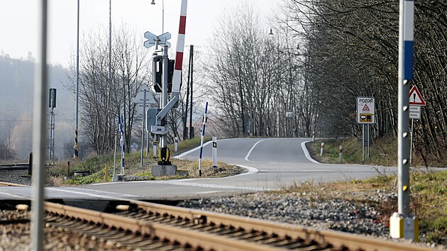 Komfortní míjení velkých vozidel či třeba autobusů nyní silnice Třebíč - Vladislav nenabízí. Na riziko tu řidiče upozorňuje i neobvyklá dopravní značka.