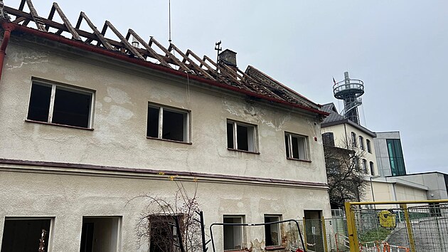 Dva rodinné domy přilepené k areálu pivovaru už jsou několik let prázdné a k bydlení nevyužívané. Pivovar před pár dní začal s jejich postupnou demolicí.