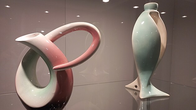 Práce výtvarníků Mileny a Slavoje Bansetových z roku 1961. Kolekce byla určena na vývoz do Kanady, obsahuje několik předmětů, ale ne každý šel pro složitost tvarů do sériové výroby. Tyto vázy se do ní dostaly.