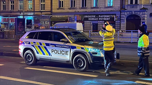 Policejní auto srazilo v Plzeňské ulici v Praze chodce. (28. listopadu 2025)
