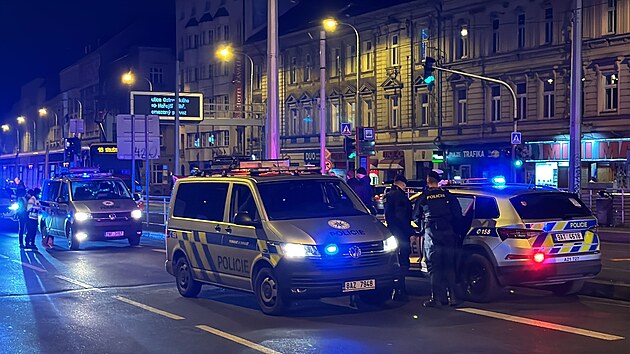 Policejní auto srazilo v Plzeňské ulici v Praze chodce. (28. listopadu 2025)