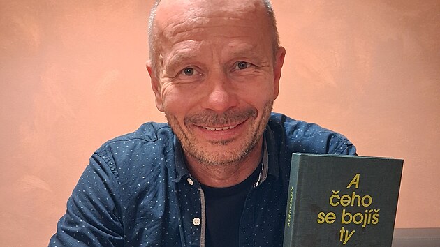 Zbyněk Mrvík se svou sbírkou povídek A čeho se bojíš ty.