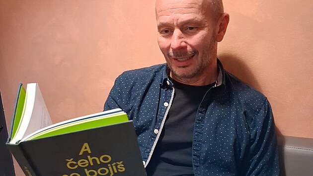 Zbyněk Mrvík se svou sbírkou povídek A čeho se bojíš ty.