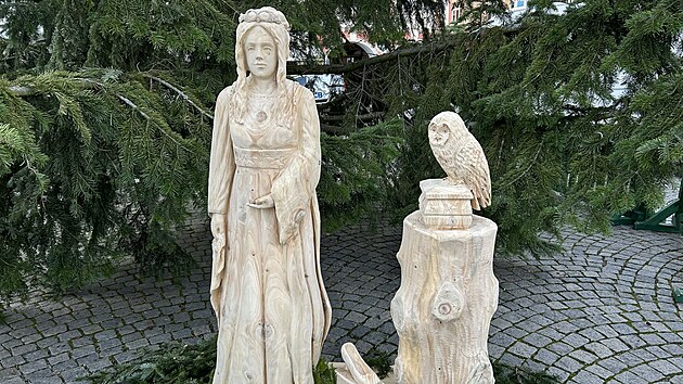 Socha Popelky je z loňského vánočního stromu.