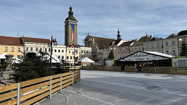 Kluziště se také teprve chystá.