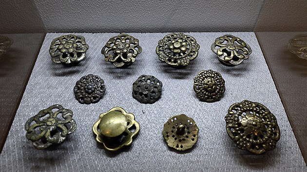 Výstava mapuje cestu obyčejného knoflíku, který se stal vyznamenáním i odznakem národní hrdosti.