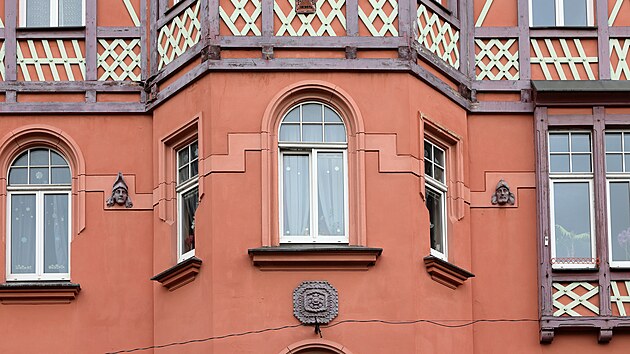 Motiv osmihranného egerlandského knoflíku je i na jednom z chebských domů.