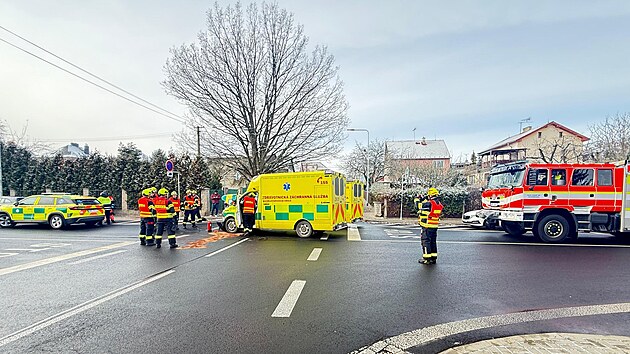 V Chebu se střetla sanita s osobním autem. Záchranka odvezla šest lehce zraněných, z toho čtyři děti.