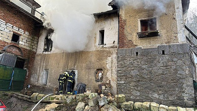 Deset jednotek hasičů likvidovalo požár nádražního domku na Domažlicku.