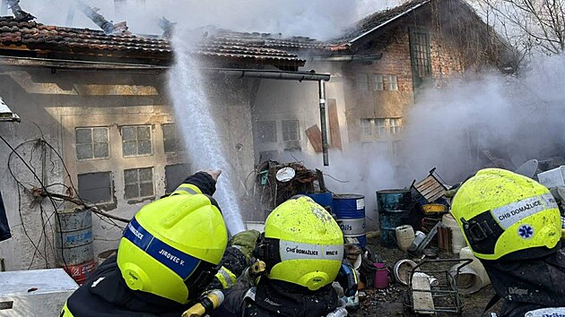 Deset jednotek hasičů likvidovalo požár nádražního domku na Domažlicku.