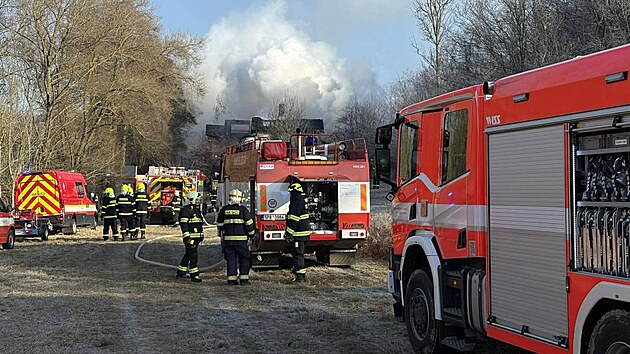 Deset jednotek hasičů likvidovalo požár nádražního domku na Domažlicku.