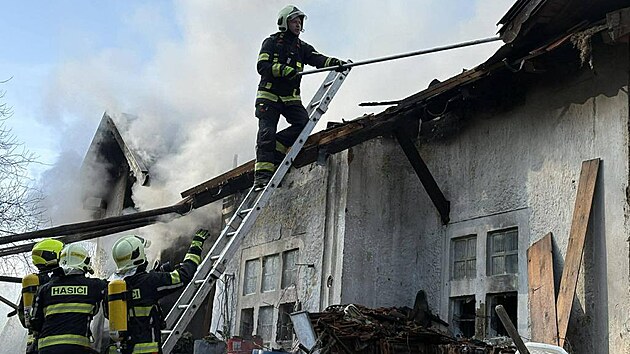 Deset jednotek hasičů likvidovalo požár nádražního domku na Domažlicku.