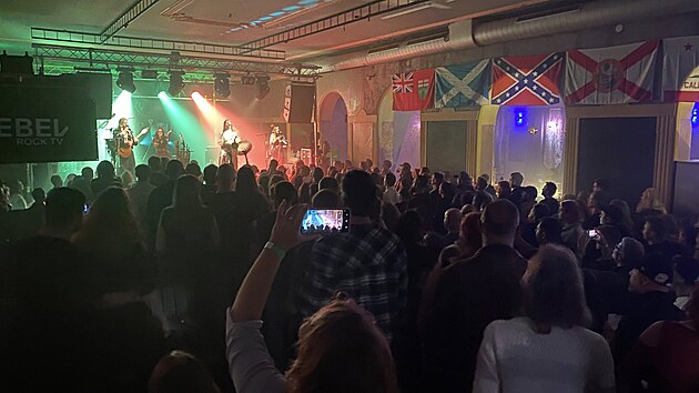 Tomáš Maxwell rozjel se svými parťáky po letech českoubudějovickou Lucernu. Udělal z ní rockový klub.