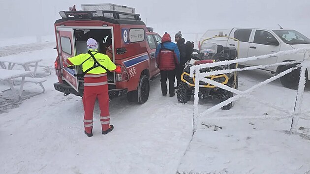 Horská služba Krkonoše zachraňovala německou turistku, která se pokusila o extrémní otužování na hřebenech hor. (20. listopadu 2025)