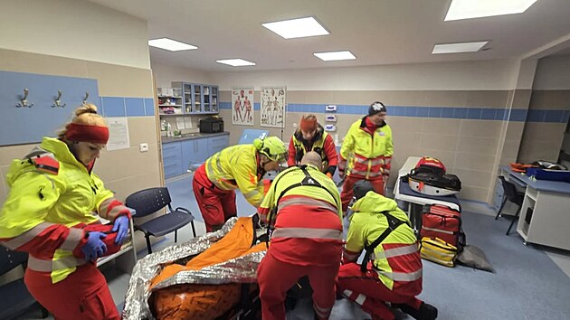 Záchranáři pečují o německou turistku, která se pokusila o extrémní otužování na hřebenech hor. (20. listopadu 2025)