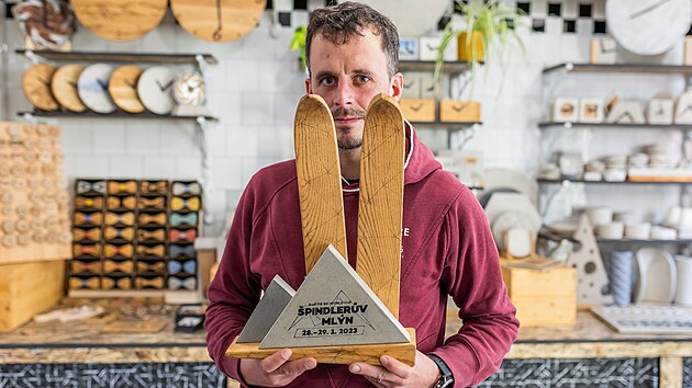 Martin Plůcha ukazuje starší trofej pro Světový poháru v alpském lyžování žen ve Špindlu v roce 2023.