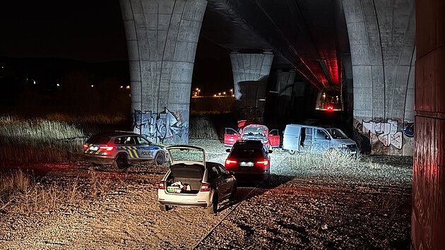 V pražských Kobylisech došlo k únosu. Čtveřici pachatelů dopadli policisté chvíli po půlnoci (28. listopadu 2025)