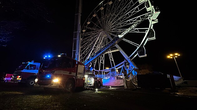 V Olomouci se porouchalo ruské kolo, hasiči evakuovali lidi z výšky. (22. listopadu 2025)