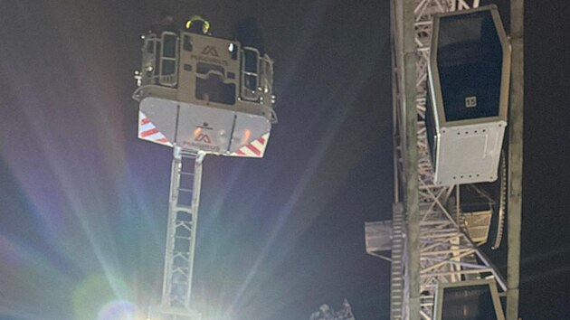 V Olomouci se porouchalo ruské kolo, hasiči evakuovali lidi z výšky. (22. listopadu 2025)