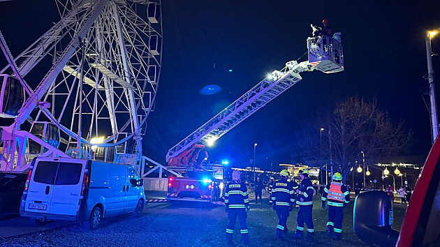 V Olomouci se porouchalo ruské kolo, hasiči evakuovali lidi z výšky. (22. listopadu 2025)
