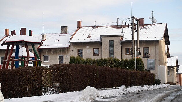 Jednatřicetiletá žena zemřela v Mírově na Šumpersku násilnou smrtí v bytovém domě stojícím poblíž tamní známé věznice, v níž si odpykávají trest i doživotně odsouzení. (27. listopadu 2025)