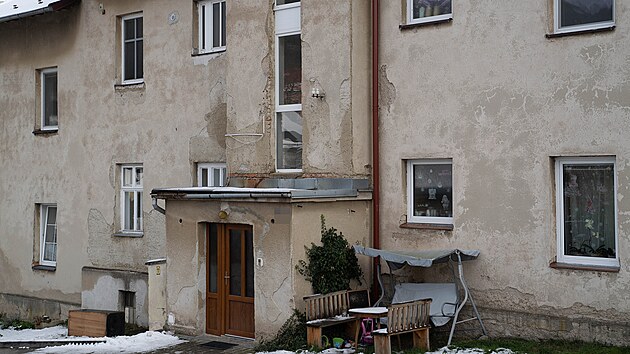 Jednatřicetiletá žena zemřela v Mírově na Šumpersku násilnou smrtí v bytovém domě stojícím poblíž tamní známé věznice, v níž si odpykávají trest i doživotně odsouzení. (27. listopadu 2025)