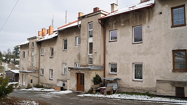 Jednatřicetiletá žena zemřela v Mírově na Šumpersku násilnou smrtí v bytovém domě stojícím poblíž tamní známé věznice, v níž si odpykávají trest i doživotně odsouzení. (27. listopadu 2025)