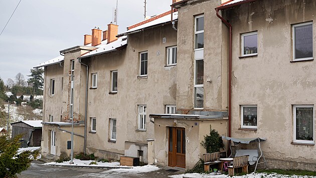 Jednatřicetiletá žena zemřela v Mírově na Šumpersku násilnou smrtí v bytovém domě stojícím poblíž tamní známé věznice, v níž si odpykávají trest i doživotně odsouzení. (27. listopadu 2025)