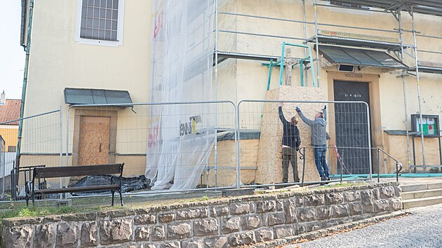 Věž vizovického kostela svatého Vavřince prochází rekonstrukcí, protože má problémy se statikou. (listopad 2025)