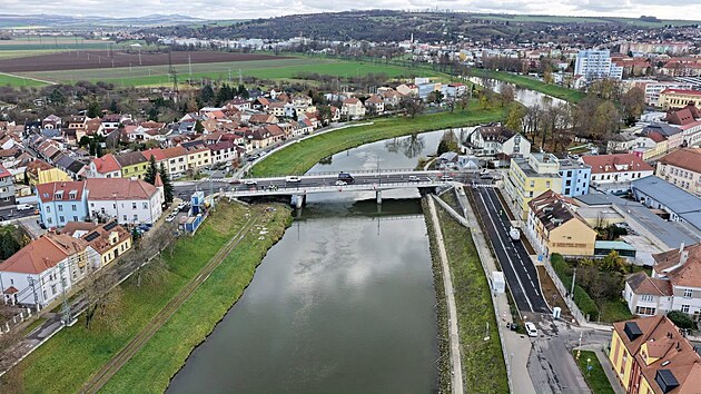 Opraven&yacute; a roz&scaron;&iacute;řen&yacute; most J. A. Bati, dř&iacute;ve Moravn&iacute; most v Uhersk&eacute;m Hradi&scaron;ti m&aacute; b&yacute;t v pln&eacute;m provozu od čtvrtka 27. listopadu 2025. Upraveno bylo i navazuj&iacute;c&iacute; Svatojiřsk&eacute; n&aacute;břež&iacute;.