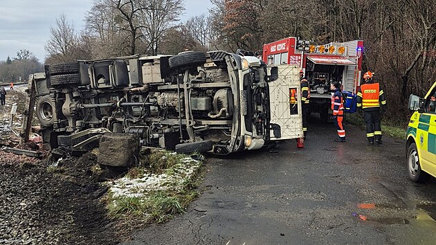 Osobní vlak smetl na přejezdu u Vizovic kamion s mrtvými zvířaty. (27. listopad 2025)