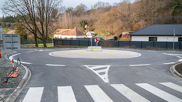 Zlínská radnice dokončila stavbu okružní křižovatky u 17. základní školy na Jižních Svazích v místě, kde se potkávají ulice Pasecká a Křiby. (listopad 2025)