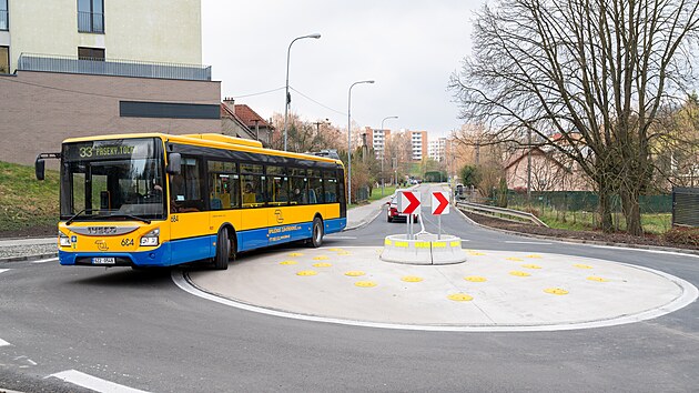 Zlínská radnice dokončila stavbu okružní křižovatky u 17. základní školy na Jižních Svazích v místě, kde se potkávají ulice Pasecká a Křiby. (listopad 2025)