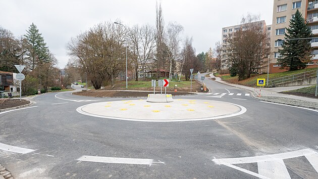 Zlínská radnice dokončila stavbu okružní křižovatky u 17. základní školy na Jižních Svazích v místě, kde se potkávají ulice Pasecká a Křiby. (listopad 2025)