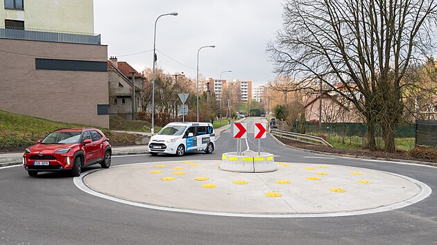 Zlínská radnice dokončila stavbu okružní křižovatky u 17. základní školy na Jižních Svazích v místě, kde se potkávají ulice Pasecká a Křiby. (listopad 2025)