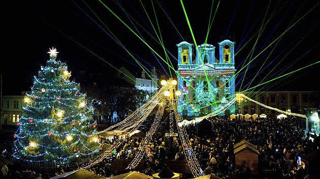 Největší vánoční trhy ve Zlínském kraji nenajdete v krajském městě Zlíně, ale v nedalekém Uherském Hradišti. Ve dnech vrcholícího adventu hlavní Masarykovo náměstí zaplní na 150 stánků s občerstvením, vánočním zbožím či tradičními rukodělnými výrobky.