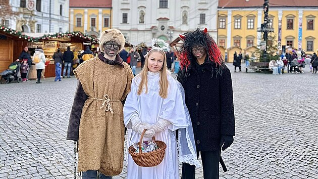 Největší vánoční trhy ve Zlínském kraji nenajdete v krajském městě Zlíně, ale v nedalekém Uherském Hradišti. Ve dnech vrcholícího adventu hlavní Masarykovo náměstí zaplní na 150 stánků s občerstvením, vánočním zbožím či tradičními rukodělnými výrobky.