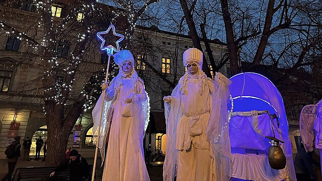 Největší vánoční trhy ve Zlínském kraji nenajdete v krajském městě Zlíně, ale v nedalekém Uherském Hradišti. Ve dnech vrcholícího adventu hlavní Masarykovo náměstí zaplní na 150 stánků s občerstvením, vánočním zbožím či tradičními rukodělnými výrobky.